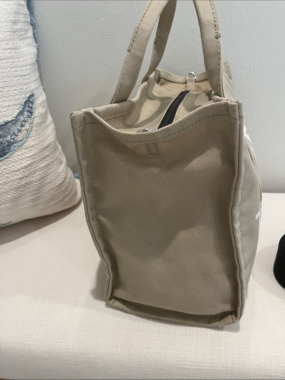 Marc Jacobs The Tote Bag Beige with Black Strap-Zipper Enclosure-Medium-Travel - Picture 6 of 12
